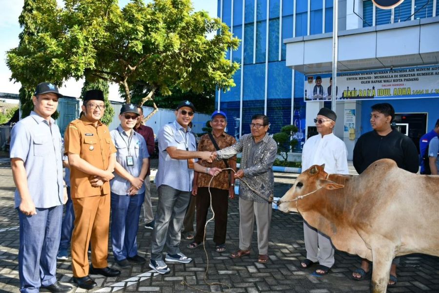 Berkurban untuk Ketakwaan dan Keberkahan,  Perumda AM Kota Padang Serahkan Sejumlah Hewan Kurban