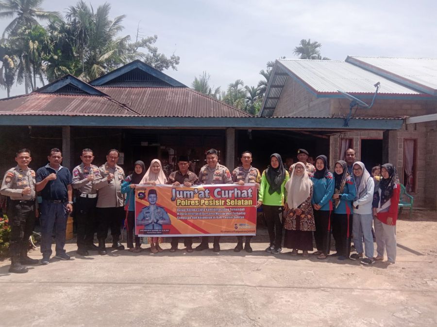 Bersama Emak-emak dan Tokoh Masyarakat, Polres Pessel Gelar Jum'at Curhat