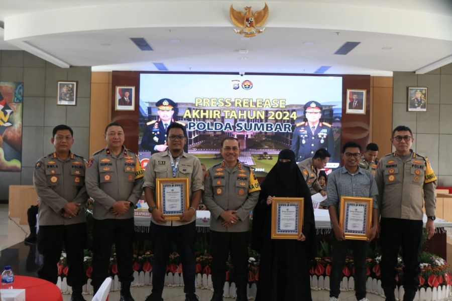 Bersinergi & Berperan Aktif dalam Pemberitaan Kepolisian, 3 Awak Media Terima Penghargaan