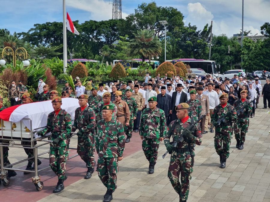 Bertolak dari Malaysia, Gubernur Sumbar Lepas Almarhum Azwar Anas ke Peristirahatan Terakhir