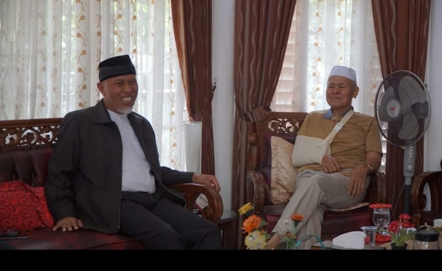 Bezuk Mantan Wawako Padang Emzalmi, Mahyeldi : Alhamdulillah, Kondisi Orang Tua Kita Makin Membaik