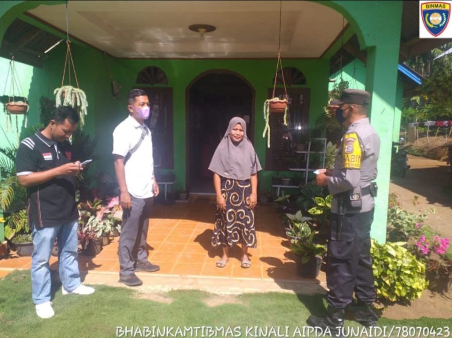 Bhabinkamtibmas Polsek Kinali Laksanakan Door To Door System Untuk Ajak Masyarakat Vaksin