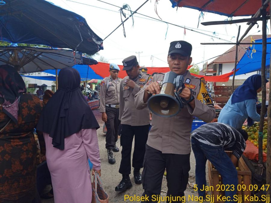 Bhabinkamtibmas Polsek Sijunjung Adakan Pengamanan Pasar Sijunjung