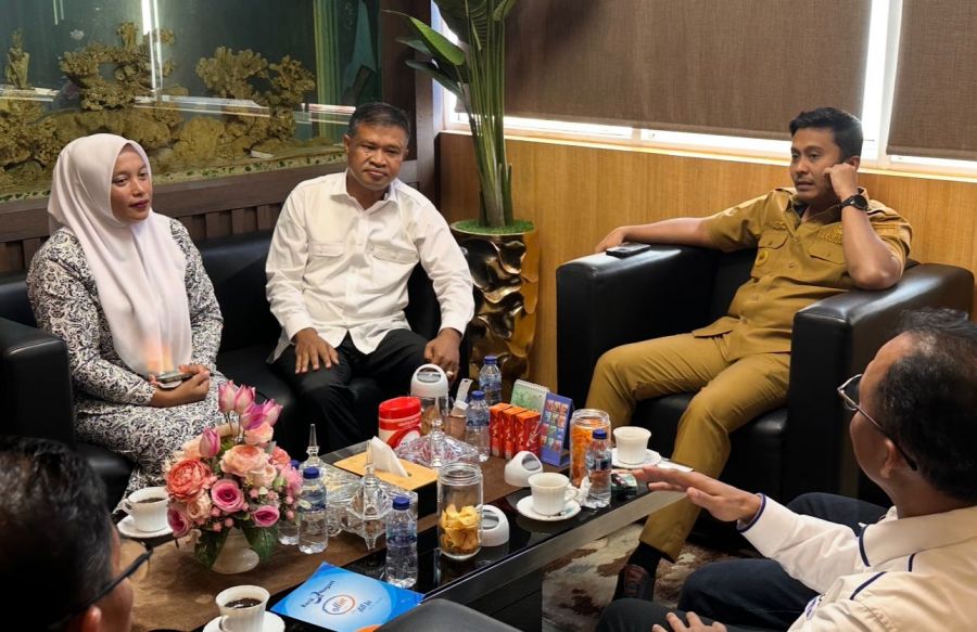 Bidan Dona Lubis, Penyeberang Arus Deras Demi Pasien, Dinobatkan sebagai Nakes Teladan Sumbar 2025
