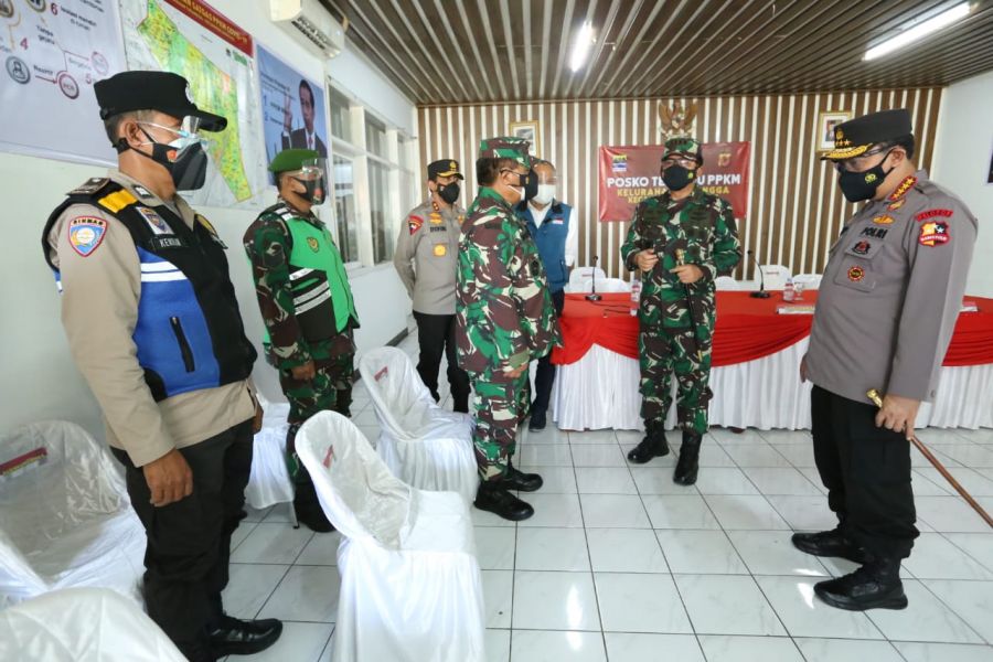 Blusukan ke Bandung, Kapolri dan Panglima TNI Mapping Kebutuhan Masyarakat Dampak PPKM Darurat