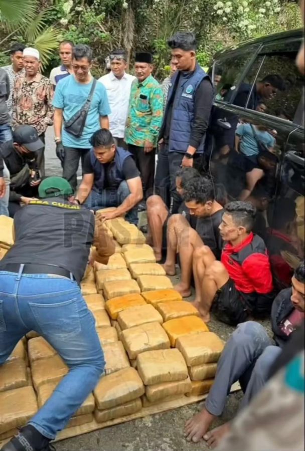 BNN Sumbar Amankan 4 Tersangka dan Sita 500kg Ganja Kering Dari Sebuah Minibus