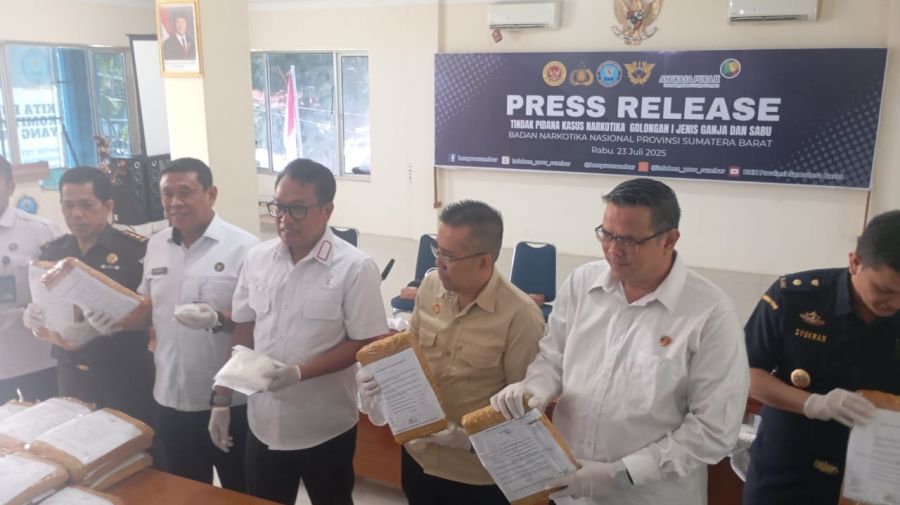 BNNP Sumbar Ungkap Kasus Ganja 108 Kg dan Sabu 1,9 Kg, 6 Tersangka Diamankan