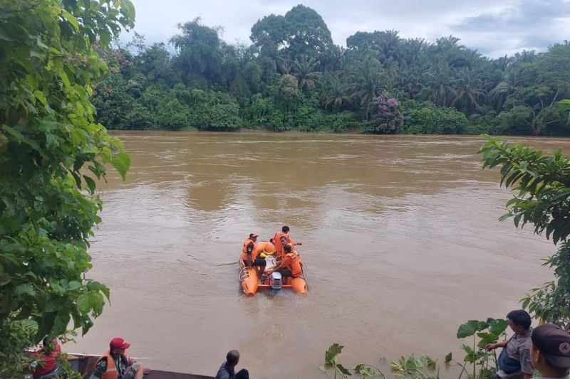BPBD Dharmasraya Lakukan Pencarian Korban yang Terjun ke Sungai Batanghari