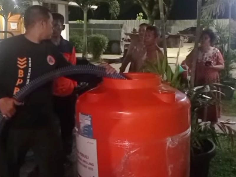 BPBD Kota Padang Intensifkan Suplai Air Bersih ke Huntara Lubuk Buaya Selama Ramadhan