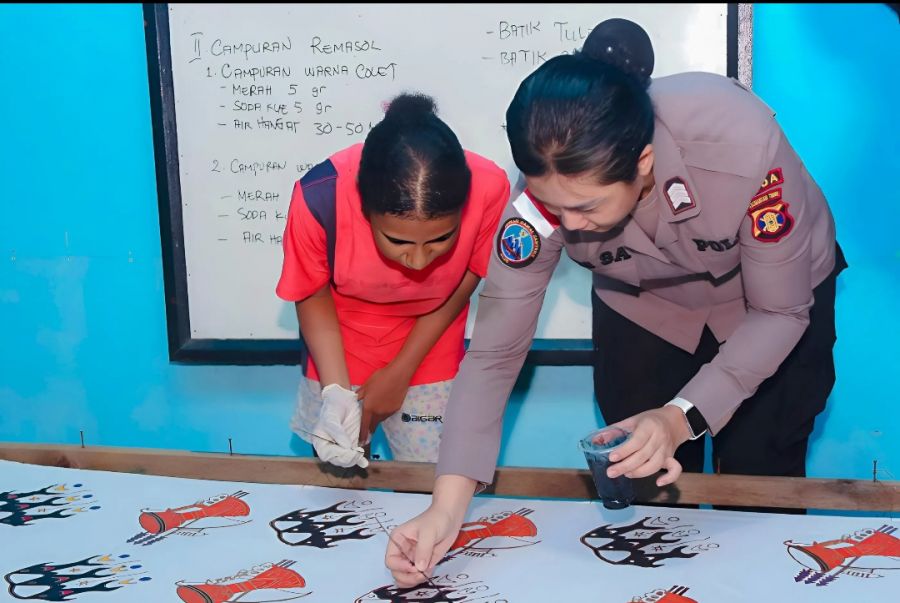 Brigpol Ita Kunjungi Sanggar Ameldi, Menjaga Warisan Batik Papua