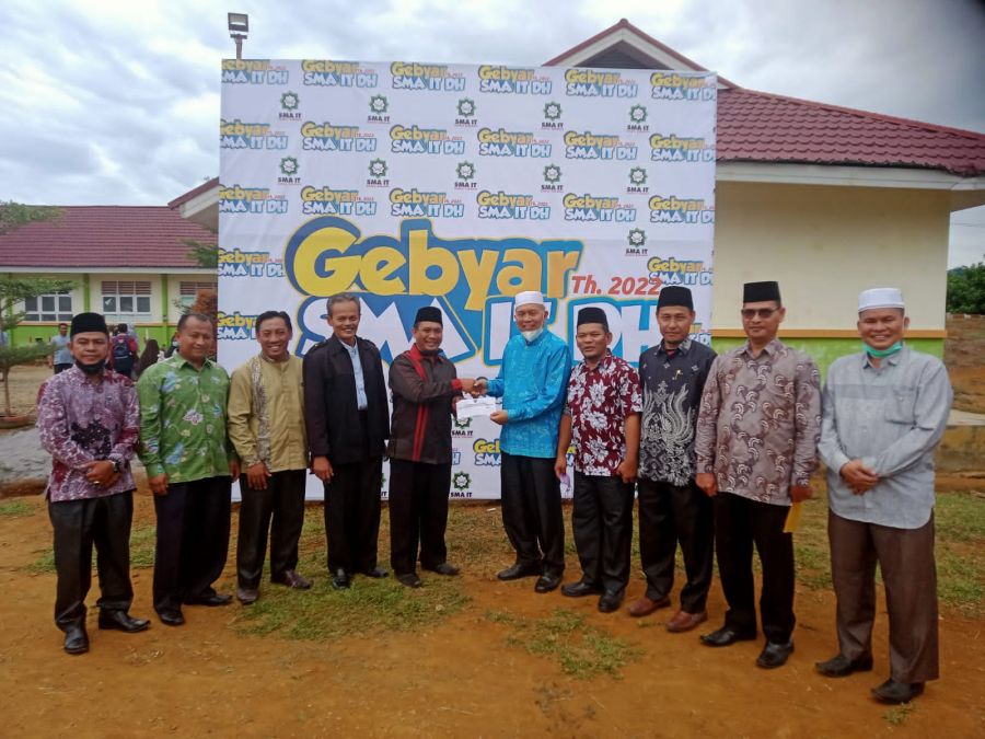 Buka Gebyar SMA IT Darul Hikmah  Bupati Hamsuardi: Ilmu Agama Jadi Bekal Kita di Dunia dan Akhirat