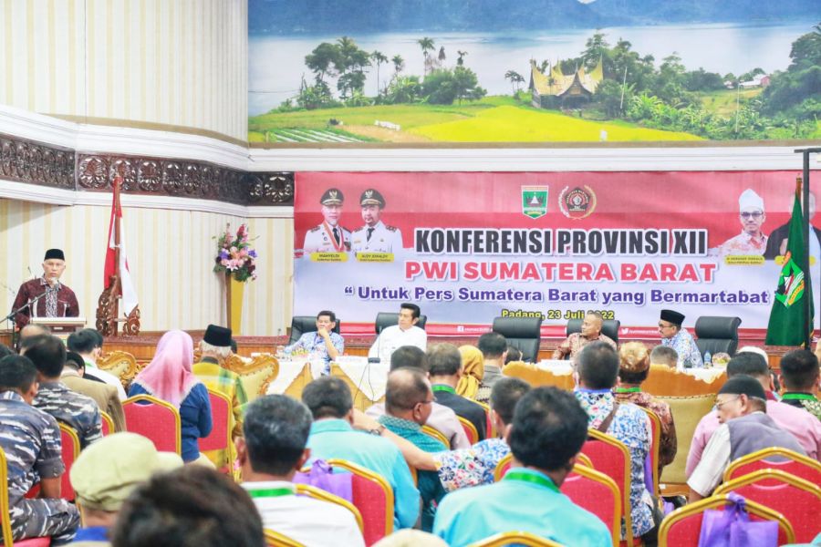 Buka Konferensi XII PWI Sumbar, Gubernur: Perlu Peningkatan Kompetensi Jurnalistik Wartawan