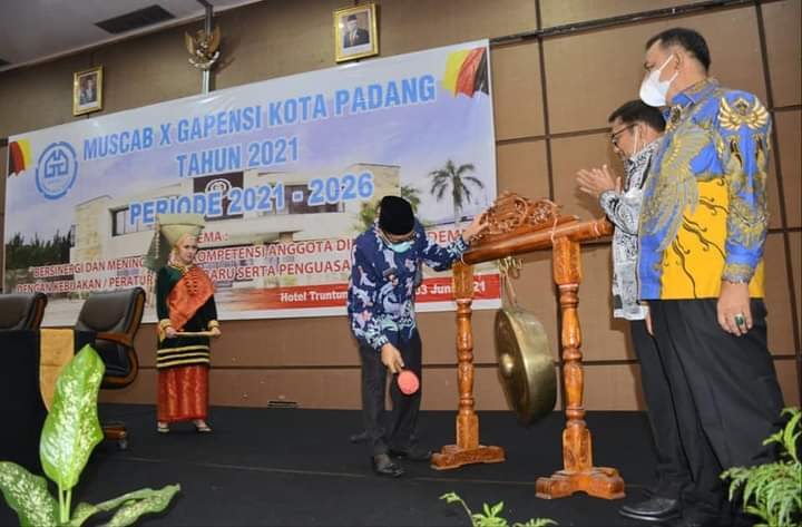 Buka Muscab Ke-10 Gapensi Padang, Hendri Septa: Semoga Makin Eksis Terus Bersinergi Bangun Negeri
