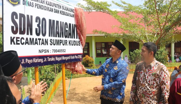 Buka Tirai, Bupati Sijunjung Resmikan SDN 30 Mangganti