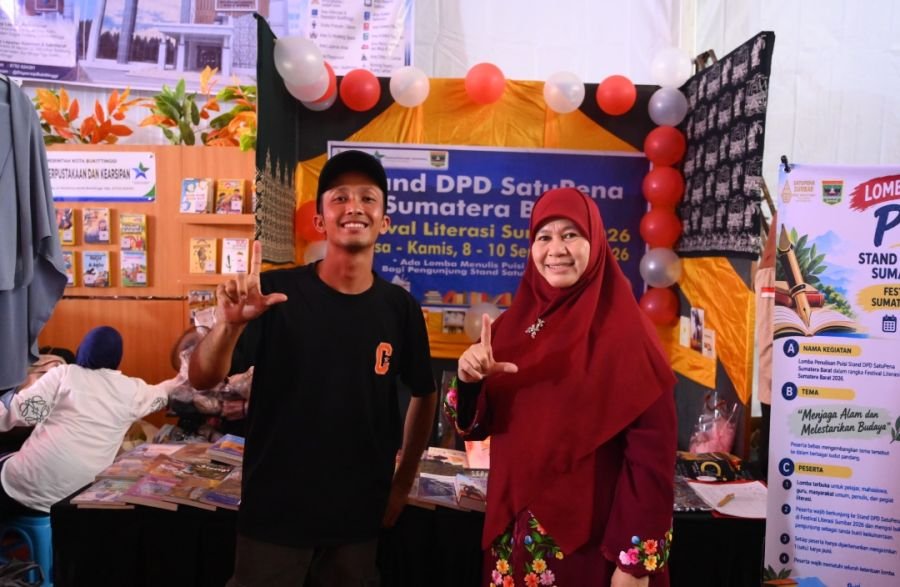 Bunda Literasi Sumbar Apresiasi Lomba Penulisan Puisi di Stand SatuPena