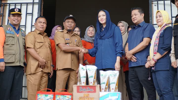 Bupati Annisa Didampingi Ketua DPRD Dharmasraya Tinjau Lokasi Banjir di Abai Siat, Kec Koto Besar