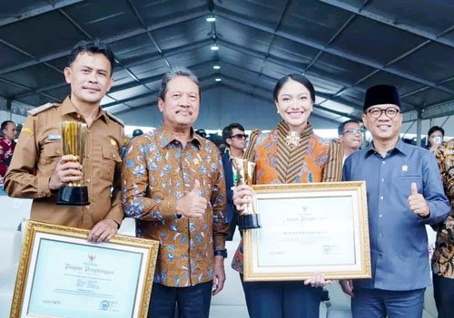 Bupati Annisa Terima Penghargaan Upakarya Wanua Nugraha