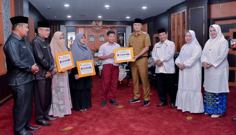 Bupati Benny Berikan Bonus Qori-Qoriah Utusan Sijunjung di MTQ Nasional Ke XXXIX Tingkat Provinsi