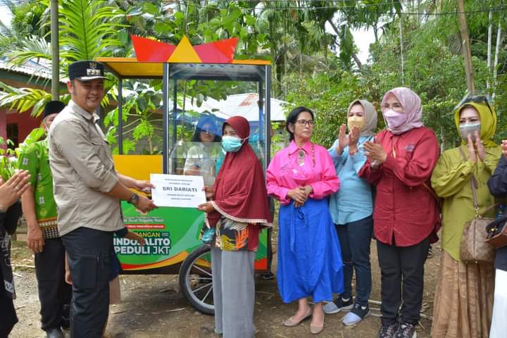 Bupati Benny Dwifa Apresiasi Indo Jalito Peduli Berikan Bantuan Sosial untuk Warga Sijunjung