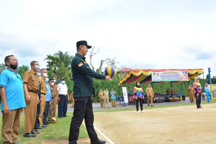 Bupati Benny Dwifa Buka Pertandingan Bola Voli antar OPD se-Kabupaten Sijunjung