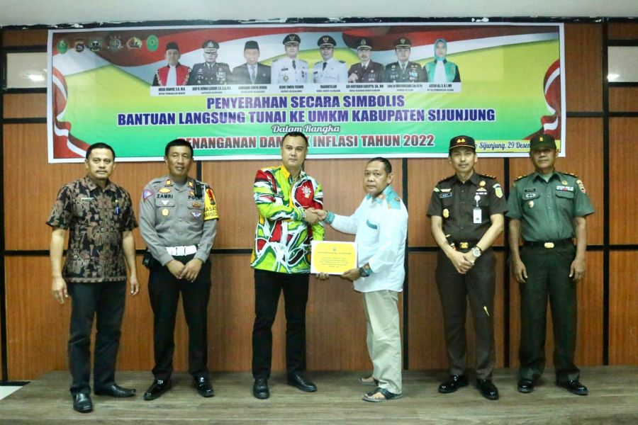 Bupati Benny Dwifa Salurkan BLT Dampak Inflasi dan Kenaikan Harga BBM bagi 229 UMKM di Sijunjung