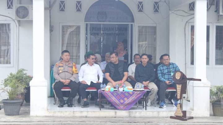 Bupati dan DPRD Dharmasraya Hadiri Pelepasan Distribusi Logistik Pilkada Serentak 2024