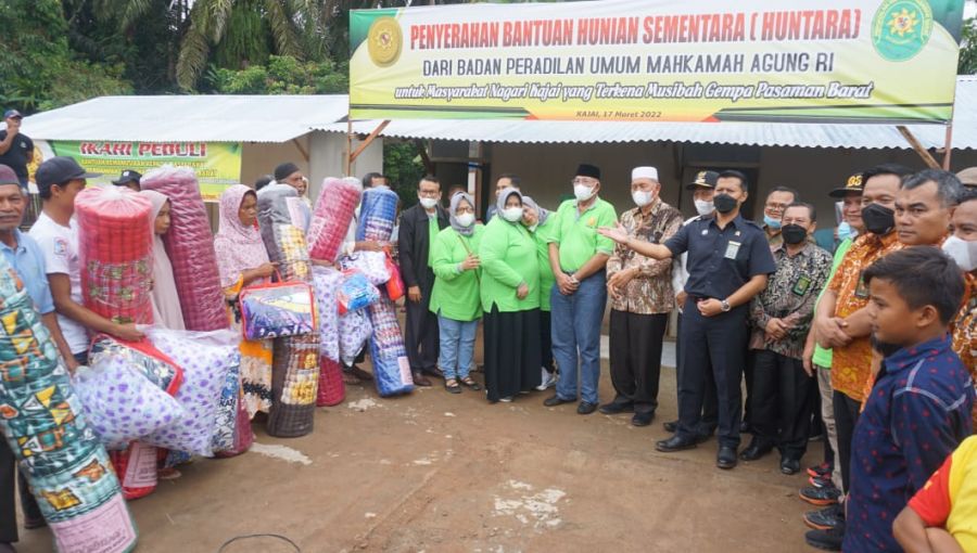 Bupati dan Wabup Pasbar Dampingi Badan Peradilan Umum MA RI Berikan Bantuan Huntara Korban Gempa