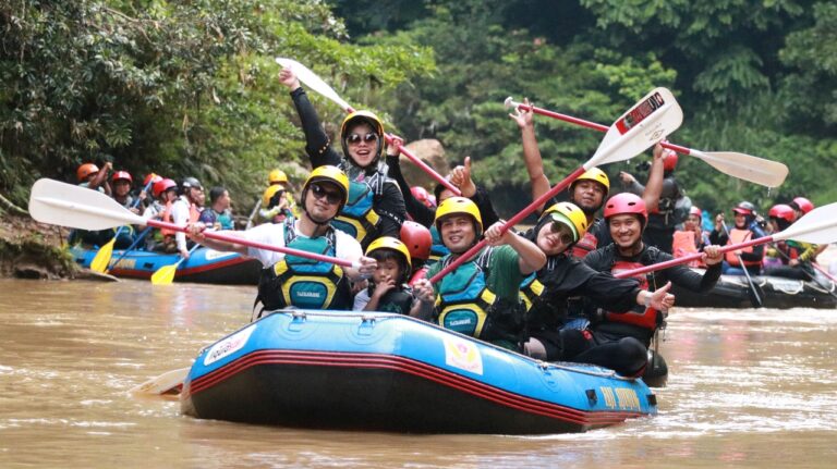 Bupati dan Wabup Sijunjung Nikmati Fun Tubbing dan Arung Jeram Wisata di Nagari Lalan Lubuk Tarok