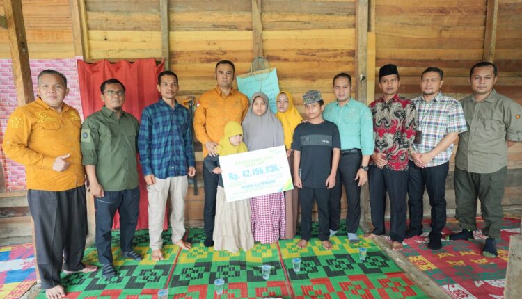 Bupati dan Wabup Sijunjung Serahkan Santunan Jaminan Kematian di Nagari Palaluar