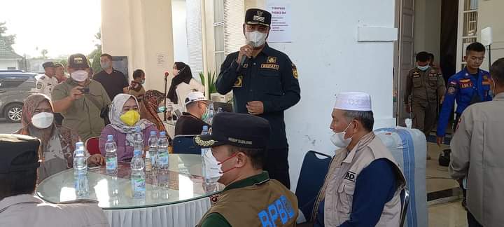 Bupati dan Wabup Sijunjung Tinjau Langsung dan Serahkan Bantuan untuk Korban Gempa Pasaman Barat