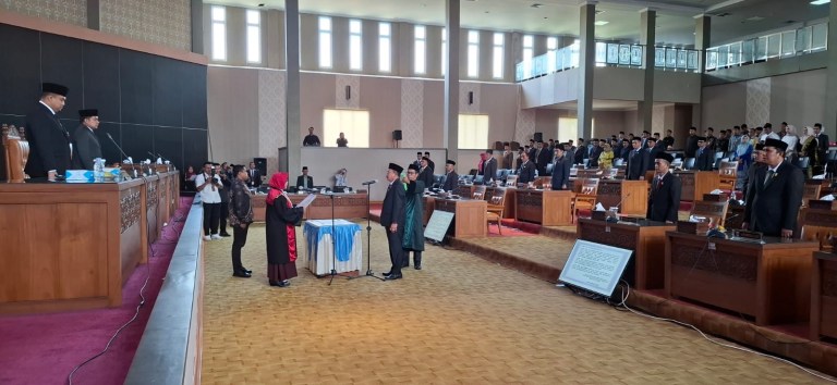 Bupati Dharmasraya Hadiri Pelantikan Wakil Ketua DPRD Dharmasraya