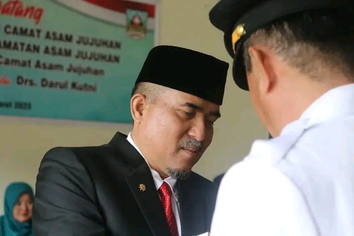 Bupati Dharmasraya Kukuhkan Darul Kunti Sebagai Camat Asam Jujuhan