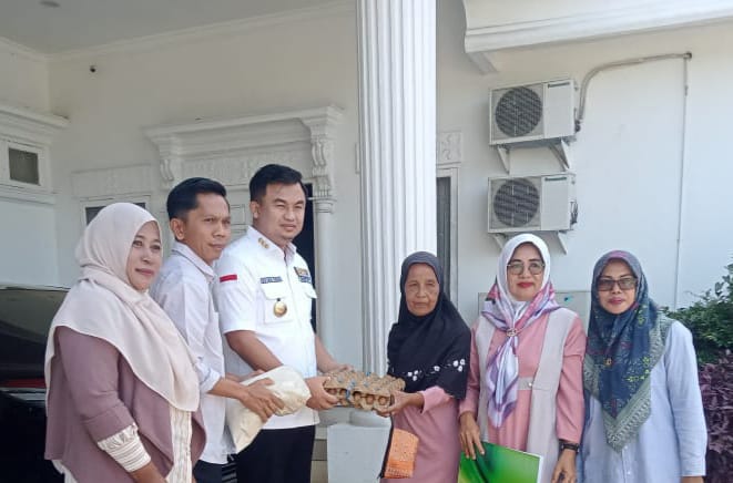 Bupati Dharmasraya Salurkan Sembako kepada Lansia bersama Lembaga LKLU