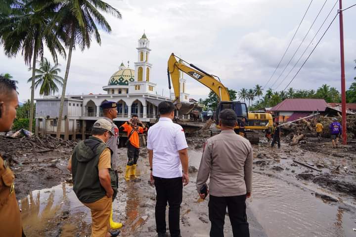 Bupati Dharmasraya Serahkan Bantuan untuk Warga Korban Banjir Bandang dan Galodo
