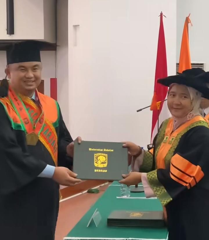 Bupati Dharmasraya Sutan Riska Tuanku Kerajaan Wisuda Pasca Sarjana