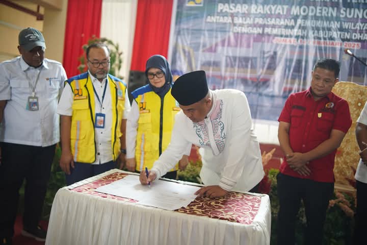 Bupati didampingi DPRD Resmikan Pasar Rakyat Modern Dharmasraya di Sungai Rumbai