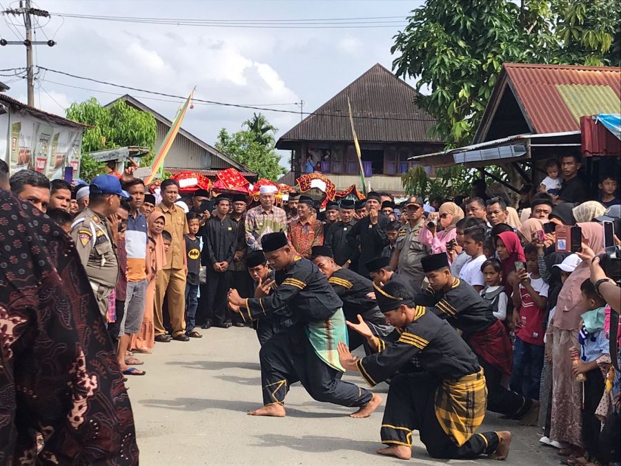 Bupati Hamsuardi Buka Acara Tradisi Manjalang Buya Lubuk Landur di Nagari Aua Kuning Pasaman Barat