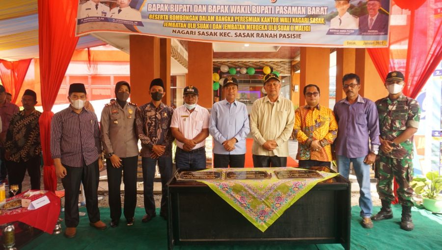 Bupati Hamsuardi Resmikan Jembatan Ulu Suak I, Ulu Suak II, dan Kantor Wali Nagari Sasak