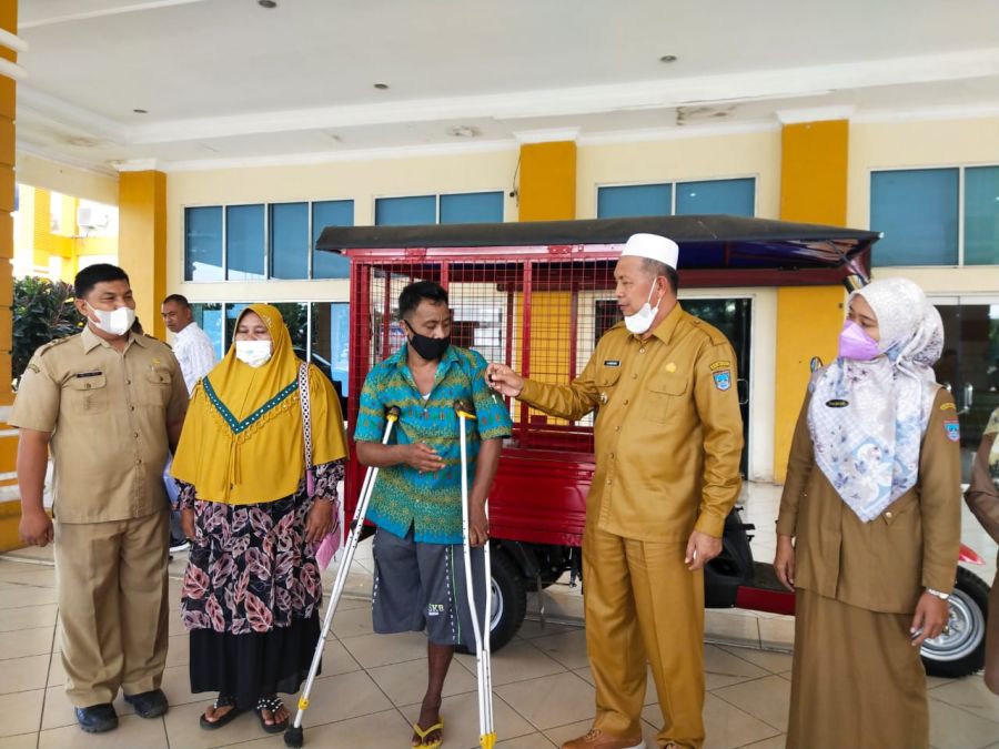 Bupati Hamsuardi Serahkan Becak Motor Kepada Penyandang Disabilitas