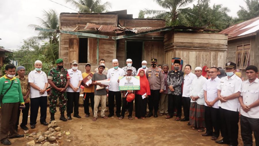 Bupati Hamsuardi Tinjau Rumah Warga Diterjang Angin Kencang di Lembah Melintang
