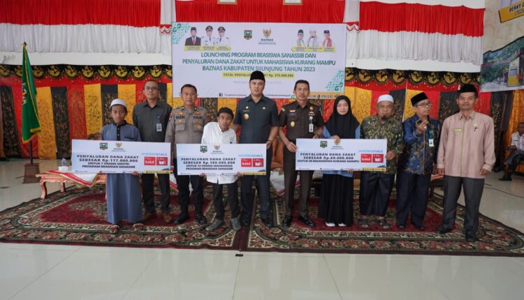Bupati Launching Beasiswa SaNaSSiB dan Salurkan Zakat untuk Mahasiswa Kurang Mampu di Kab Sijunjung