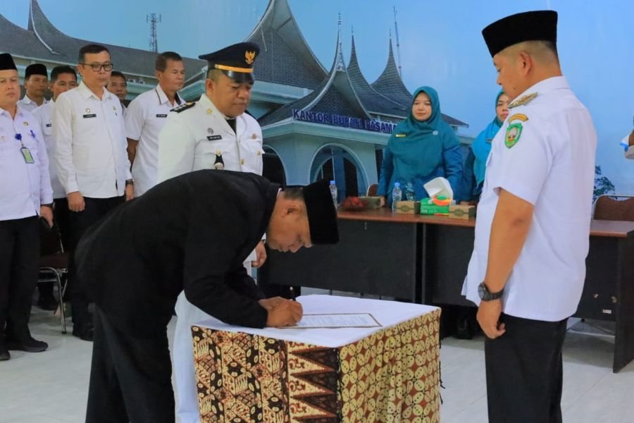 Bupati Pasaman Tegaskan Peran Strategis Camat Saat Sertijab Padang Gelugur