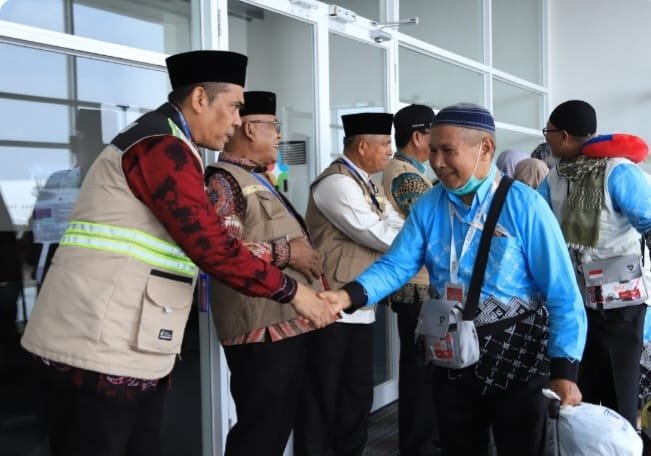 Bupati Pasbar Sambut Kepulangan Jemaah Haji, Dua Wafat Satu Sakit