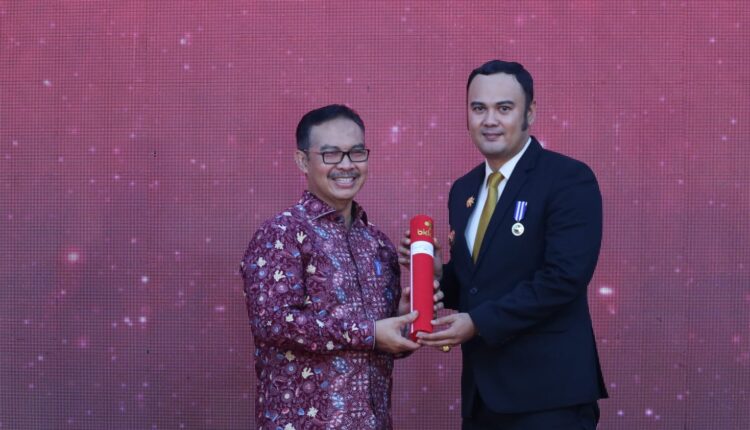 Bupati Sijunjung Bersama Ketua-TP PKK Raih Penghargaan Manggala Karya Kencana dari BKKBN RI