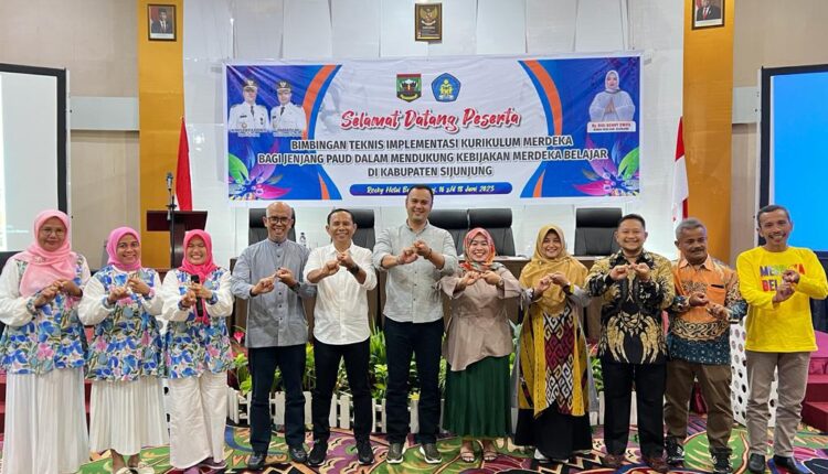 Bupati Sijunjung Buka Acara Bimtek Implementasi Kurikulum Merdeka Bagi Jenjang Paud se Kabupaten