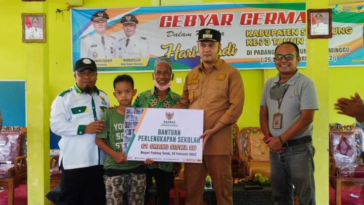 Bupati Sijunjung Hadiri Gebyar Germas di Padang Tarok, Serahkan Bantuan Sekolah dan Sertifikat Tanah