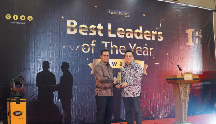 Bupati Sijunjung Raih 'Best Leader Of The Year' Padang TV Award