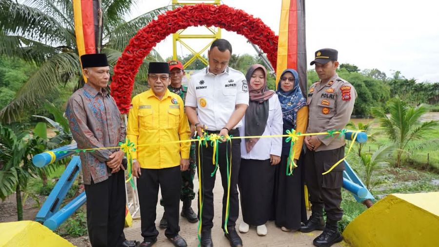 Bupati Sijunjung Resmikan Jembatan Gantung Surau Sasak di Tanjung Udani Nagari Palangki IV Nagari