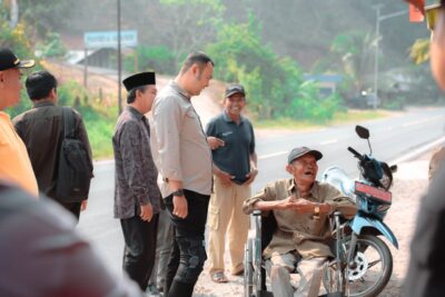 Bupati Sijunjung Serahkan Bantuan Atensi Dari Kemensos RI Kepada Lansia dan Penyandang Disabilitas