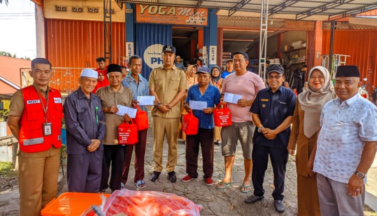 Bupati Sijunjung Serahkan Bantuan Sosial Kepada Korban Kebakaran di Nagari Palangki